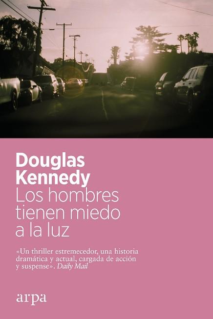 HOMBRES TIENEN MIEDO A LA LUZ, LOS | 9788418741463 | KENNEDY, DOUGLAS | Llibreria Aqualata | Comprar llibres en català i castellà online | Comprar llibres Igualada
