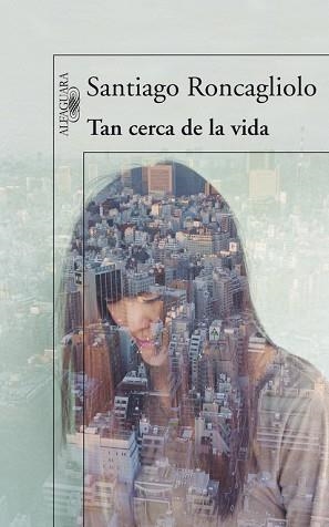 TAN CERCA DE LA VIDA | 9788420406336 | RONCAGLIOLO, SANTIAGO | Llibreria Aqualata | Comprar llibres en català i castellà online | Comprar llibres Igualada