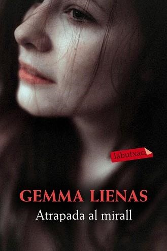 ATRAPADA AL MIRALL | 9788417031176 | LIENAS, GEMMA | Llibreria Aqualata | Comprar llibres en català i castellà online | Comprar llibres Igualada