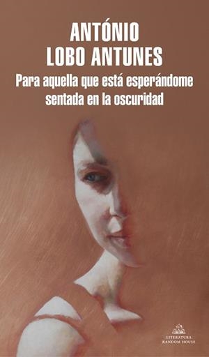 PARA AQUELLA QUE ESTÁ ESPERÁNDOME SENTADA EN LA OSCURIDAD | 9788439738404 | LOBO ANTUNES, ANTÓNIO | Llibreria Aqualata | Comprar llibres en català i castellà online | Comprar llibres Igualada