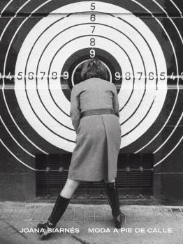 JOANA BIARNÉS. MODA A PIE DE CALLE | 9788419499769 | BIARNÉS, JOANA / CASAMARTINA I PARASSOLS, JOSEP | Llibreria Aqualata | Comprar llibres en català i castellà online | Comprar llibres Igualada
