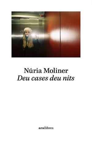 DEU CASES DEU NITS | 9788411731256 | MOLINER SABADELL, NÚRIA | Llibreria Aqualata | Comprar libros en catalán y castellano online | Comprar libros Igualada