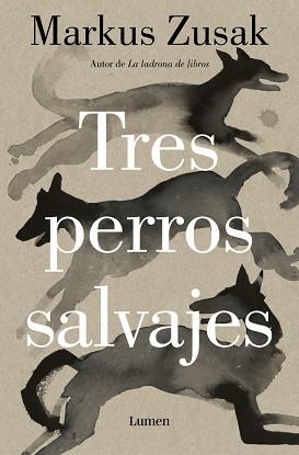 TRES PERROS SALVAJES | 9788426431738 | ZUSAK, MARKUS | Llibreria Aqualata | Comprar llibres en català i castellà online | Comprar llibres Igualada