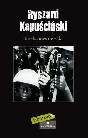 UN DIA MES DE VIDA (LABUTXACA) | 9788499301280 | KAPUSCINSKI, RYSZARD | Llibreria Aqualata | Comprar libros en catalán y castellano online | Comprar libros Igualada